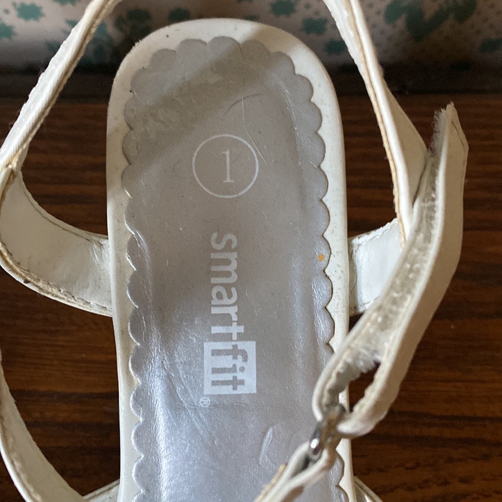 White sandal dress shoes, Size 1 ๐ท - Picture 2 of 8